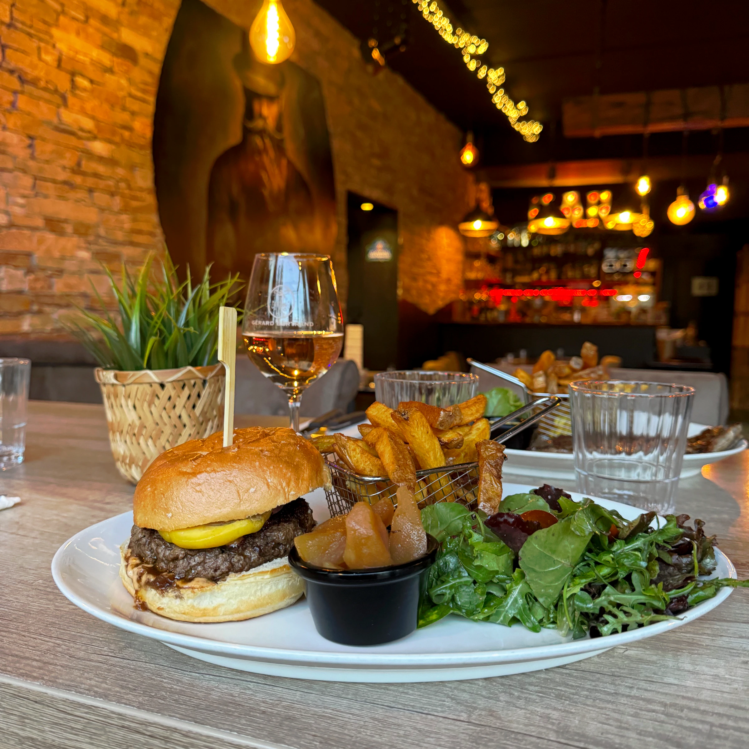 Chez Milen burger plate