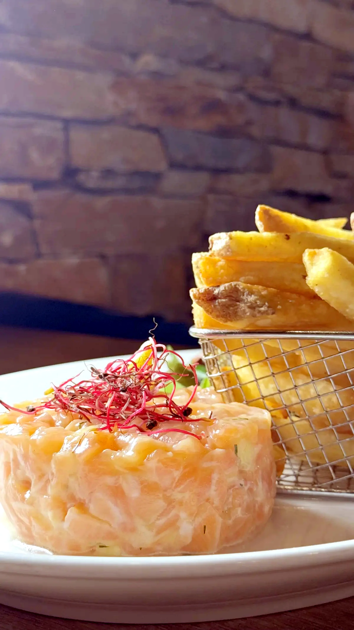 Salmon tartare and fries